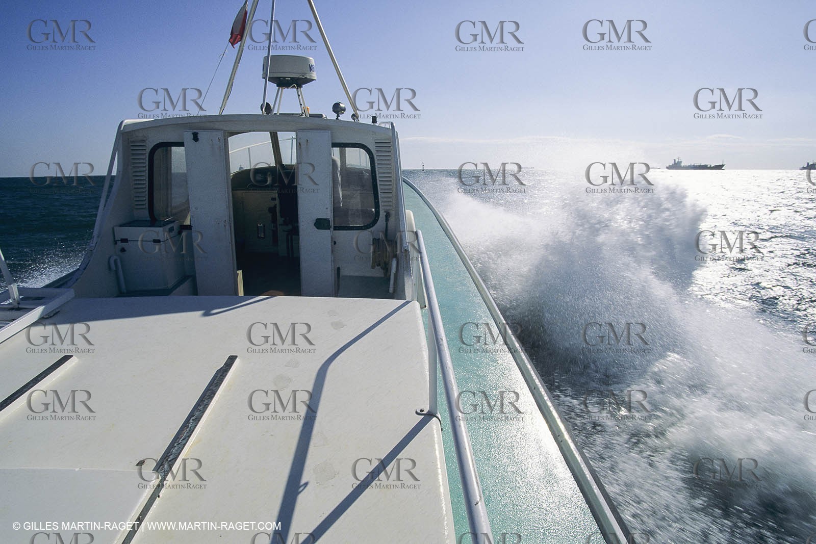 Monde maritime, opérations porturaires, ports, manoeuvres, marine world, harbour operations, maritime shipping,