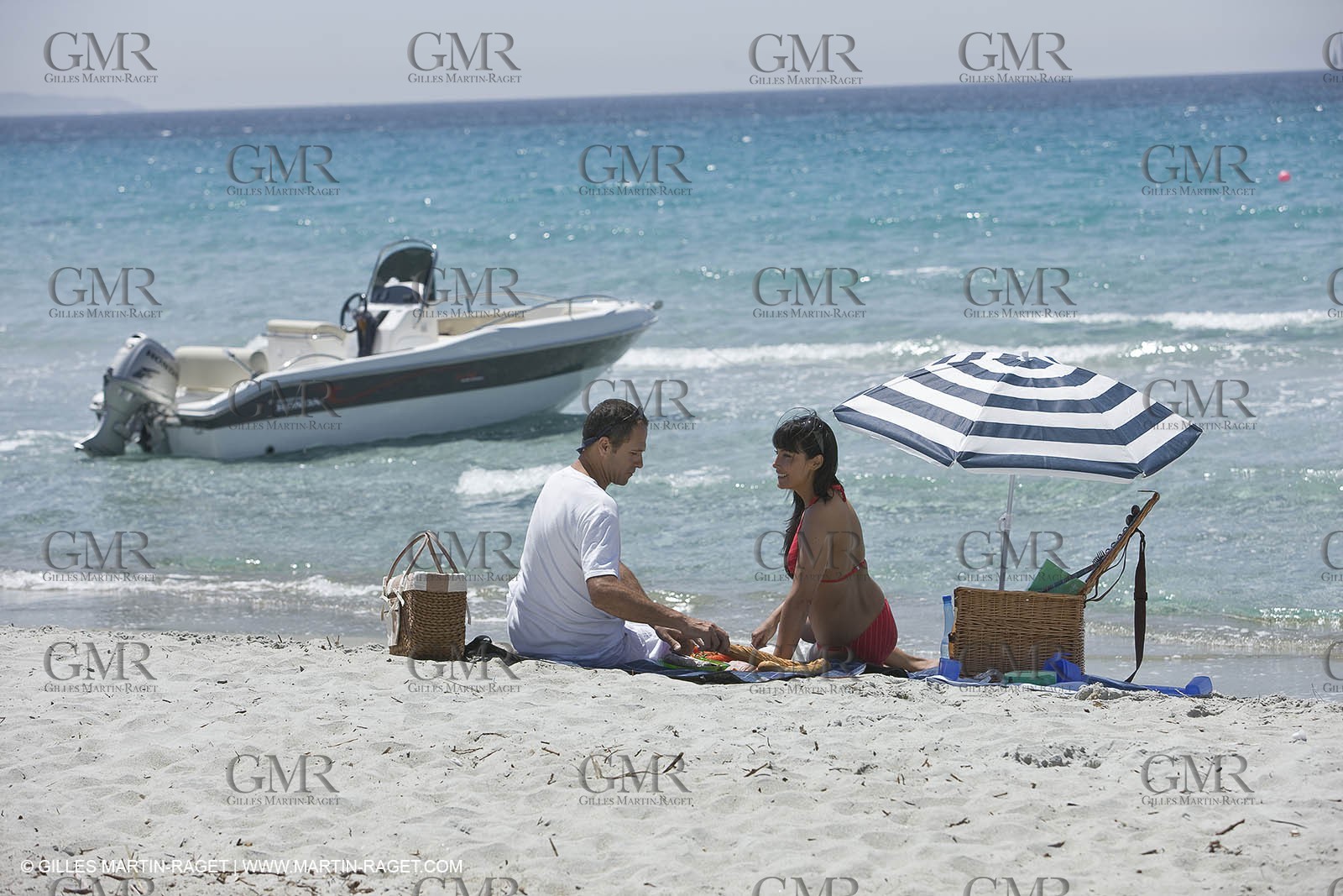 Bateau à Moteur au mouillage