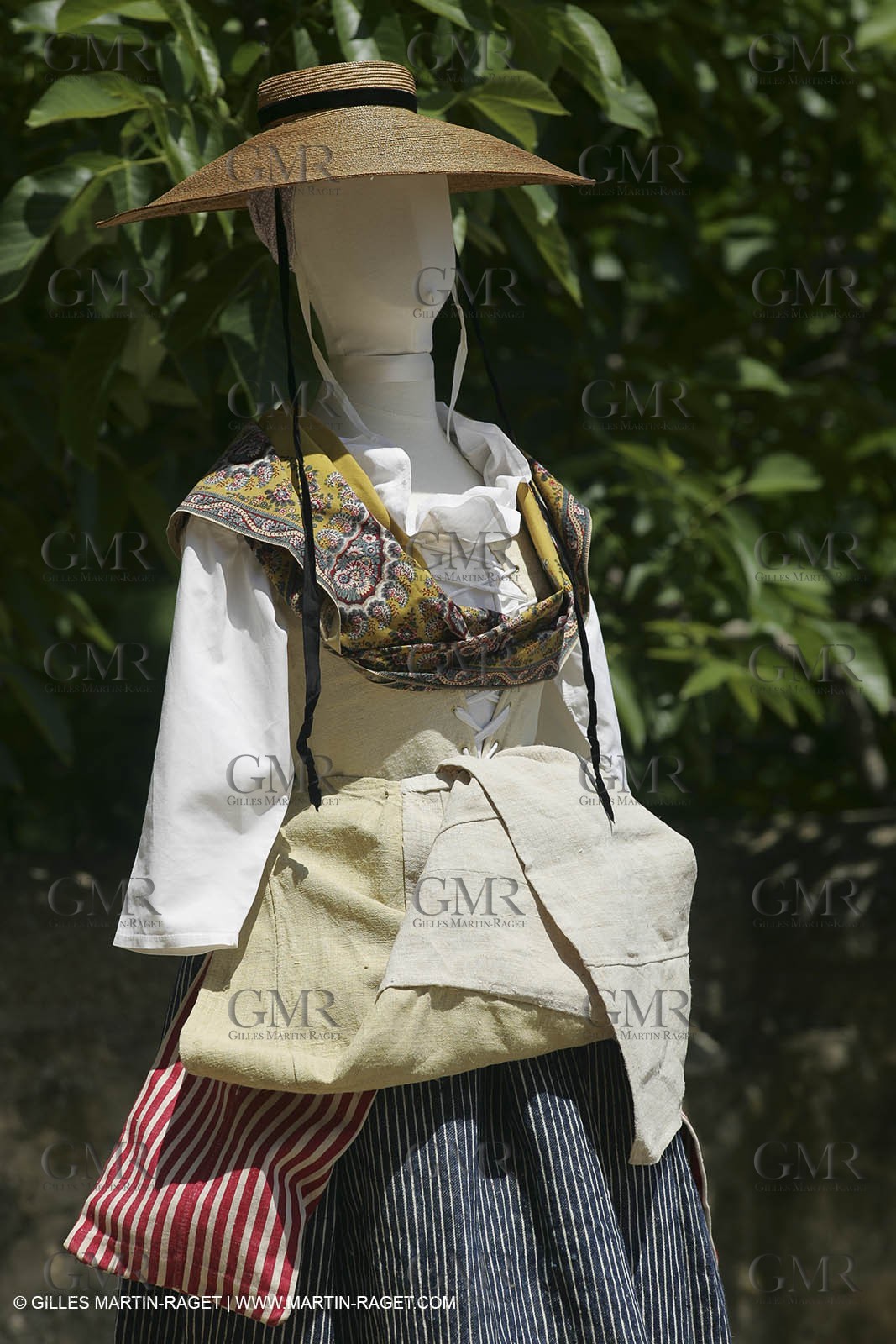 May 2004 - La Tour d'Aigues (FRA, 84) - Old costumes for women of the South exhibition