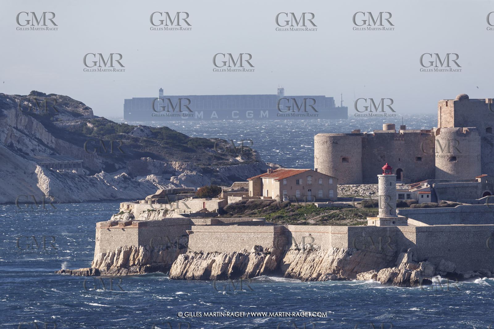 14 12 2023, Marseille (FRA), arrivée du Palais Royal, porte container armé par la CMA CGM, navire de 400 mètres de long, 67 mètres de large, qui transporte 23 000 conteneurs avec propulsion au GNL