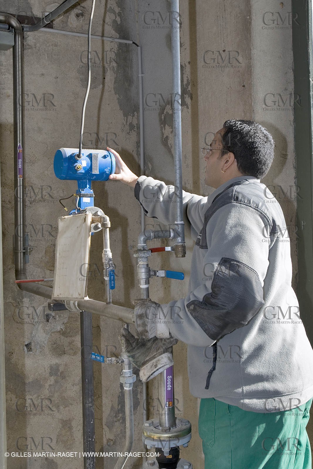 01 02 2007 - Salon de Provence - Fabrication traditionelle du savon de Marseille aux savonneries Marius Fabre**01 02 2007 - Salon de Provence - Traditional soap of Marseille making at Marius Fabre soap maker