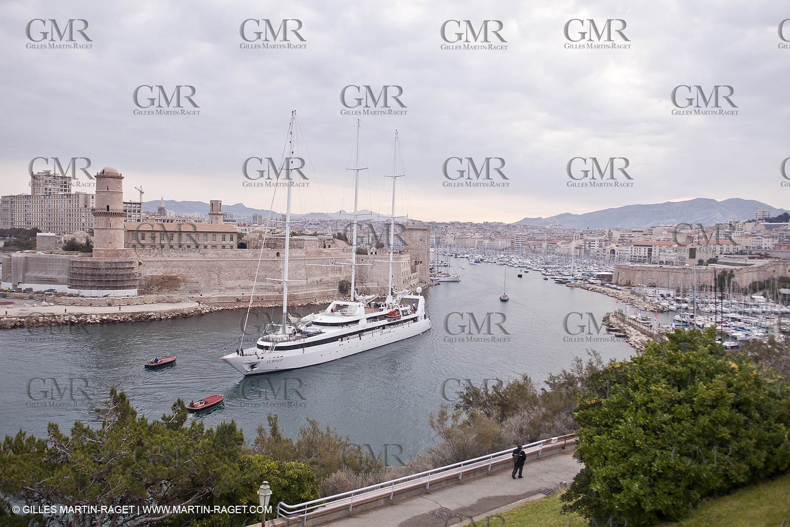 23 10 2010 - Marseille (FRA,13) - Le Ponant - Arrival in Marseille and entrance in the historical port
