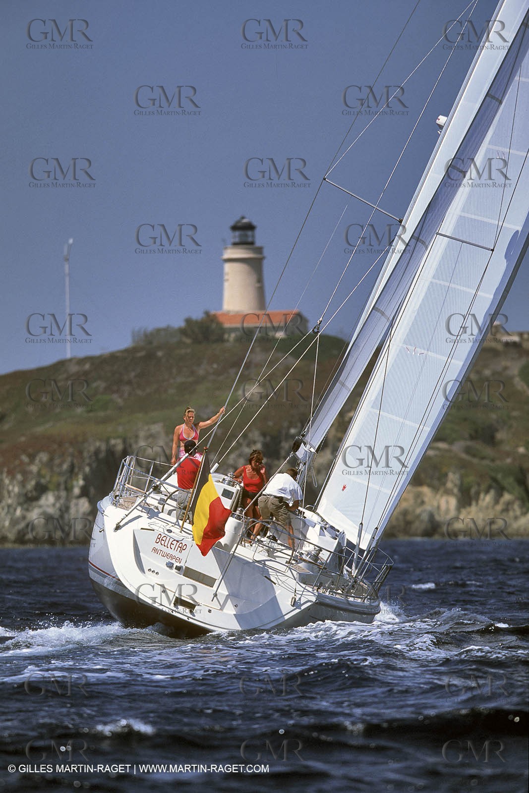 Crusing monohull sailing