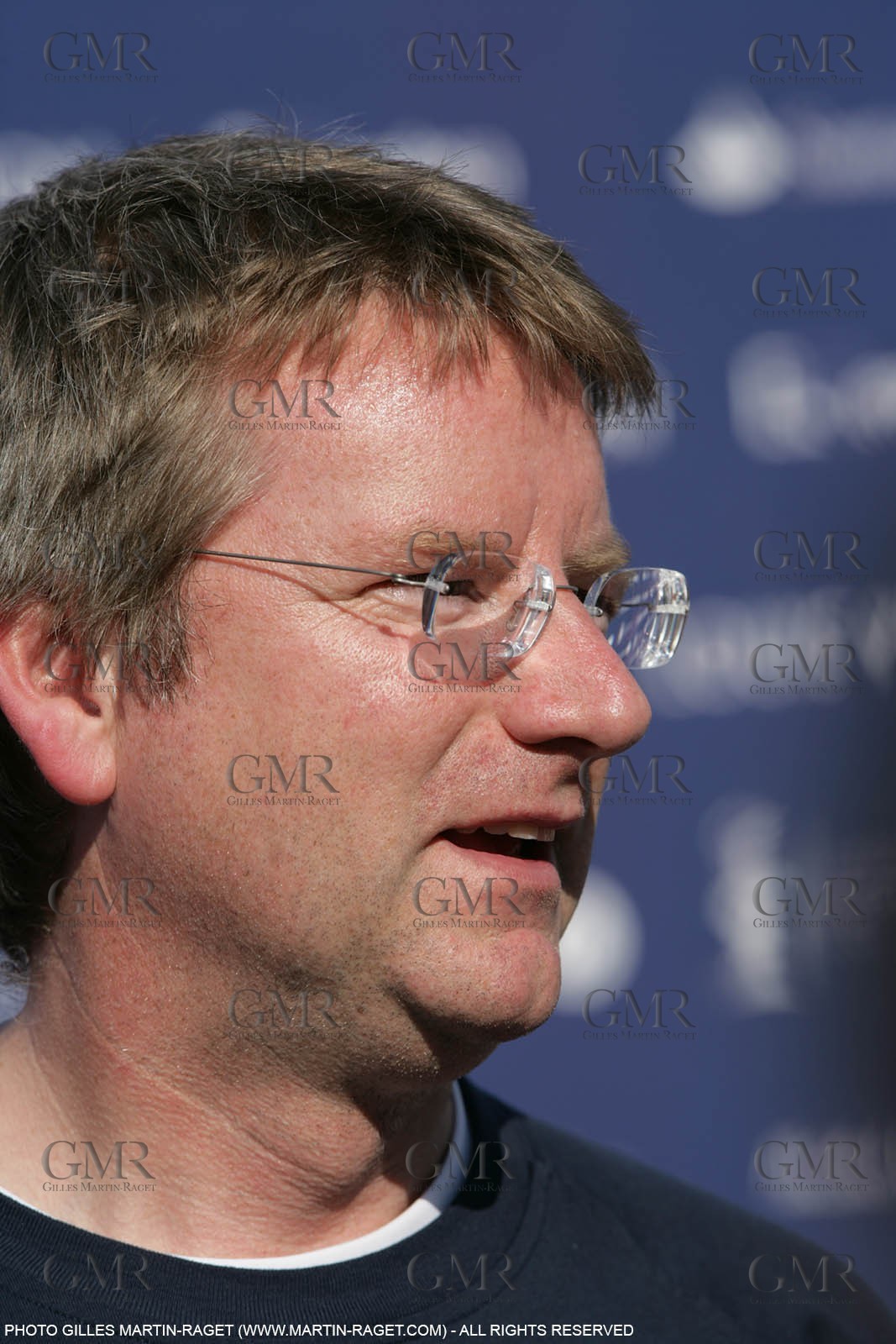 18 04 2007-Valencia (Spain)- 32nd America's Cup - Louis Vuitton Cup - RR1 - DAY 3BMW ORACLE Racing Weather man Chris Bedford at mixed zone interviewed by Paul Cayard