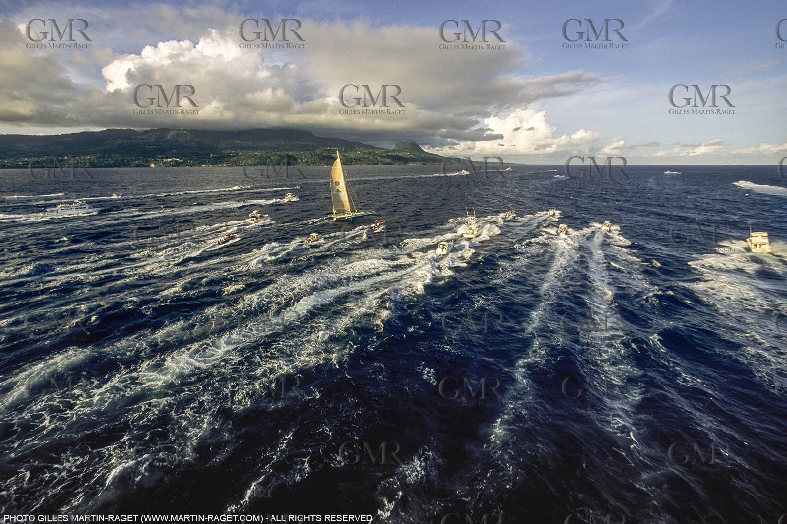 Novembre 1990, Pointe a Pitre (Guadeloupe) Arrivee victorieuse de Florence Arthaud (Groupe Pierre 1er) dans la Route du Rhum