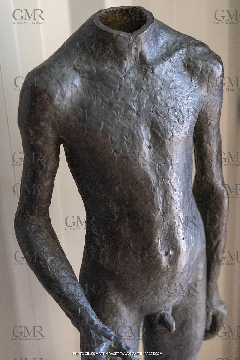 20 07 2020, St Rémy de Provence, Oeuvre de Germaine Richier, Torse I 1934, Bronze patiné foncé, épreuve d'exposition, Fondeur : Susse, Paris, 108 X 47,5 X 33 cm, collection particulière,
