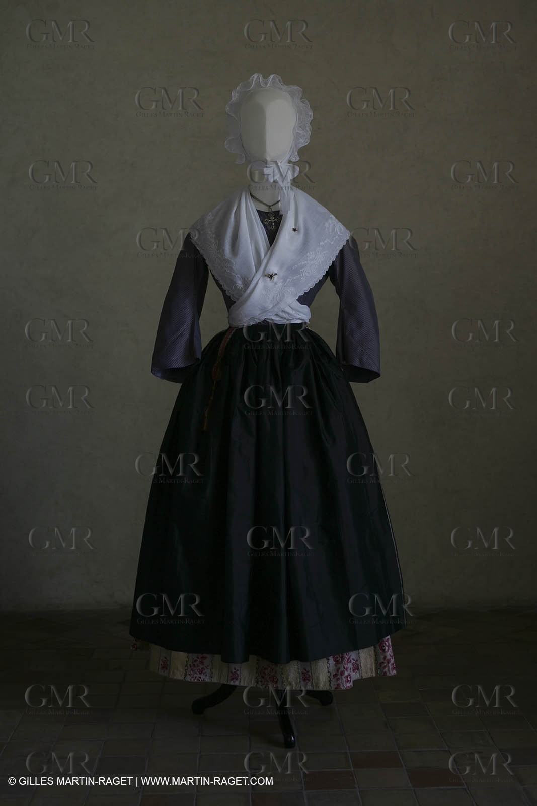 May 2004 - La Tour d'Aigues (FRA, 84) - Old costumes for women of the South exhibition