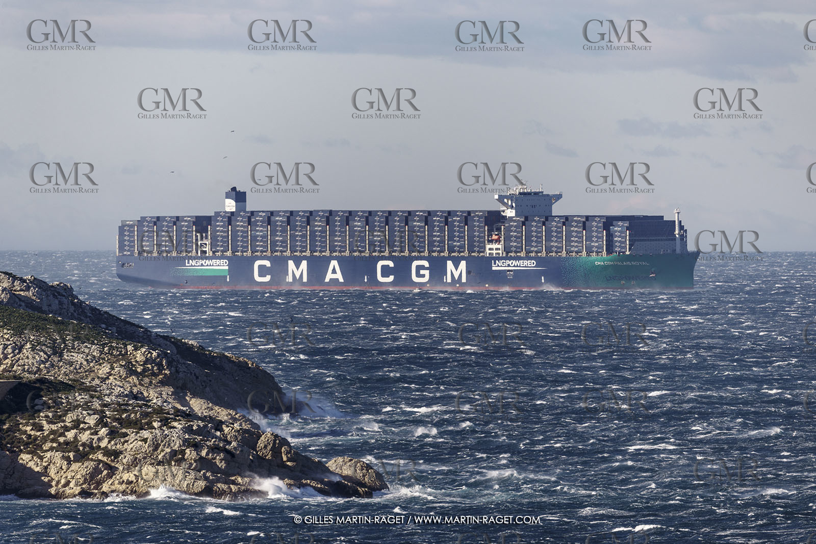 14 12 2023, Marseille (FRA), arrivée du Palais Royal, porte container armé par la CMA CGM, navire de 400 mètres de long, 67 mètres de large, qui transporte 23 000 conteneurs avec propulsion au GNL