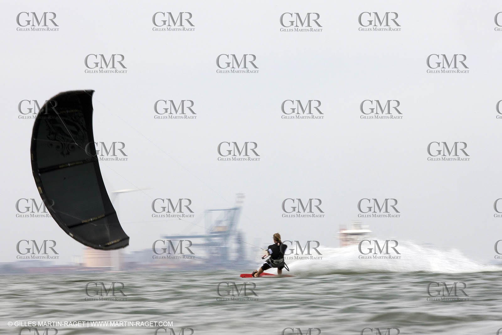 08 05 2008 - Port Saint Louis du Rhône (FRA, 13) - kite surfer Alexandre Caizergues training