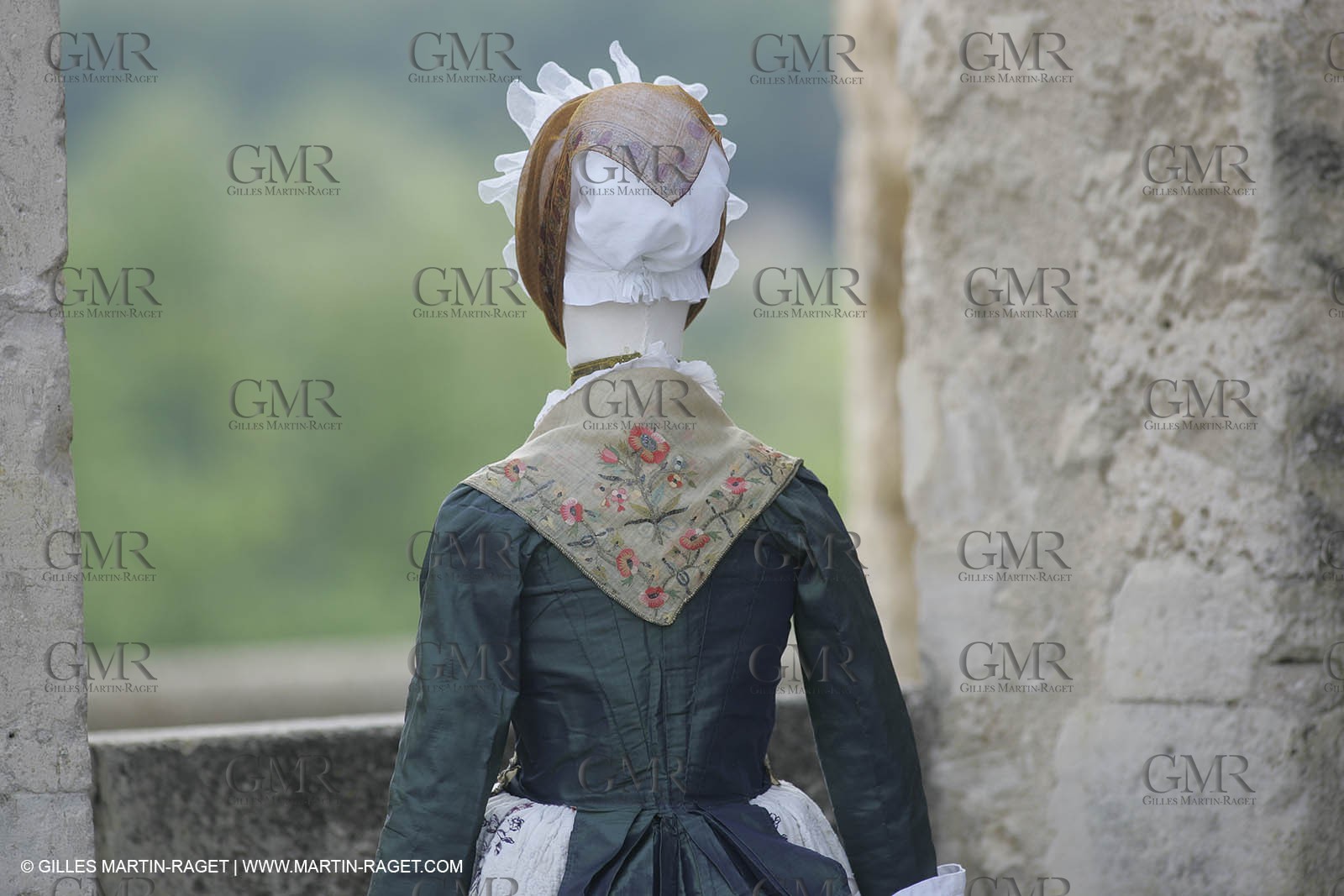 May 2004 - La Tour d'Aigues (FRA, 84) - Old costumes for women of the South exhibition