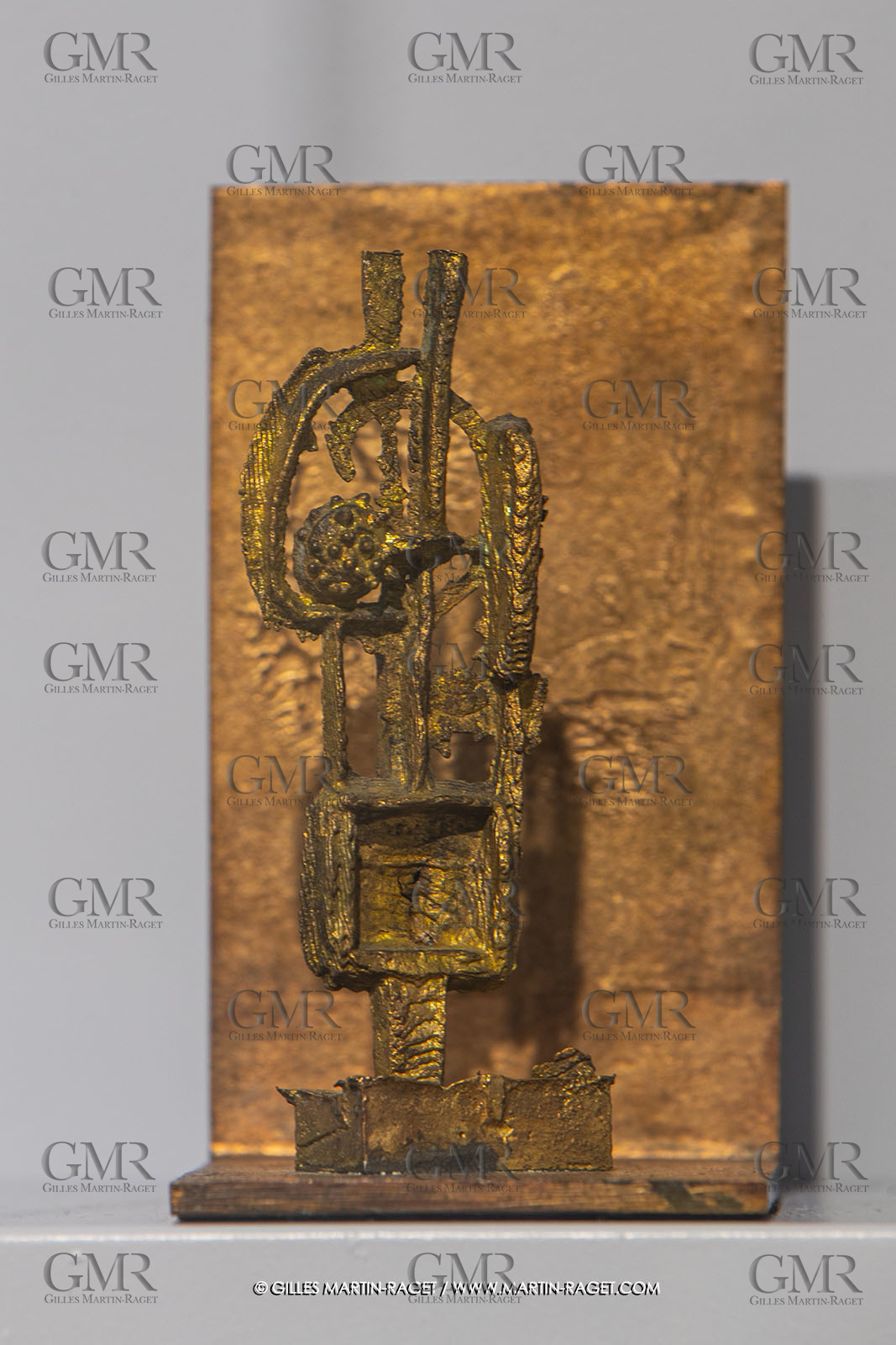 30 10 2023, Montpellier (FRA), oeuvre de Germaine Richier, Exposition Centre Pompidou - Musée Fabre 2023, Seiche n° 12, sur équerre 1955, Bronze naturel nettoyé, Pièce unique, Fondeur : L. Thinot, Paris, 13,3 x 7,3 x 10,2 cm, Collection particulière