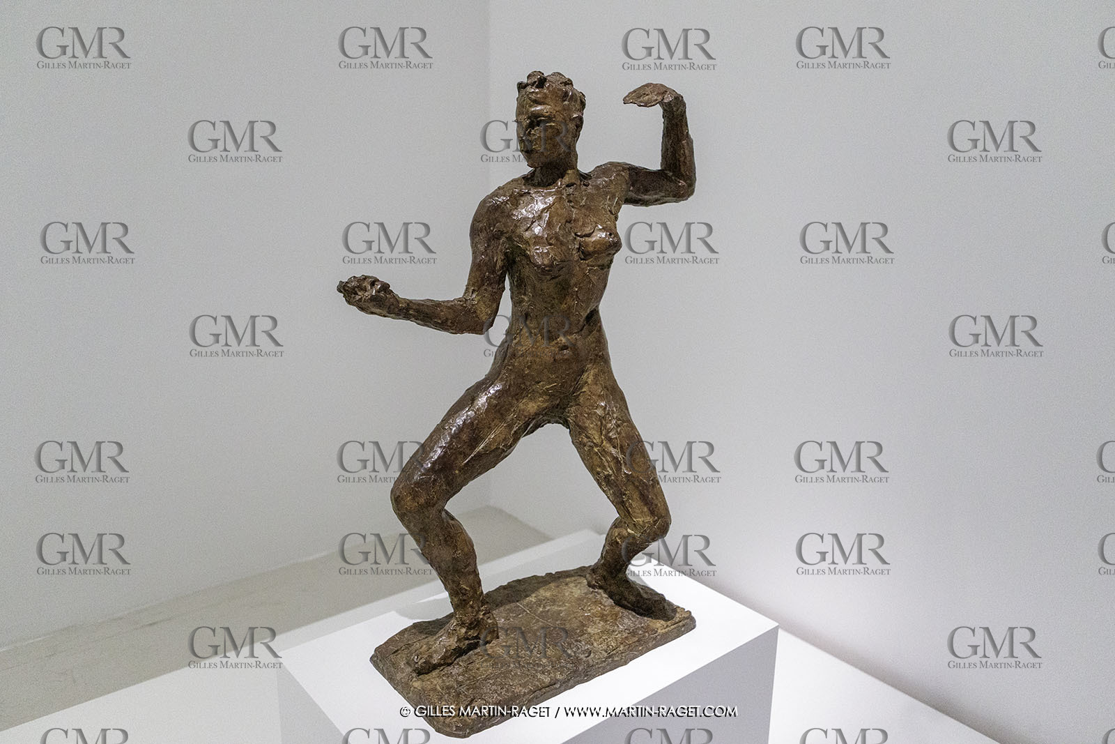 02 05 2023, Paris (FRA), oeuvre de Germaine Richier, Exposition Centre Pompidou 2023,  L'Escrimeuse (sans masque), 1943, bronze patiné foncé, Fondeur :  M. Pastori, Genève, 100 x 67 x 36 cm, Kunsthaus Zürich, Collection Dr. H.E. Mayenfisch, 1946