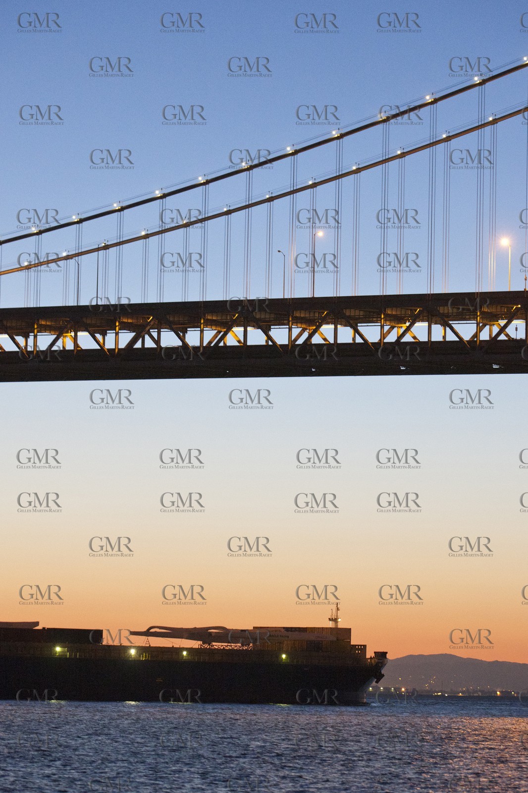 28 02 2011 - San Francisco (USA, CA) - USA 17 arrival in San Francisco - Star ISfjord passin under Oakland Bay Bridge