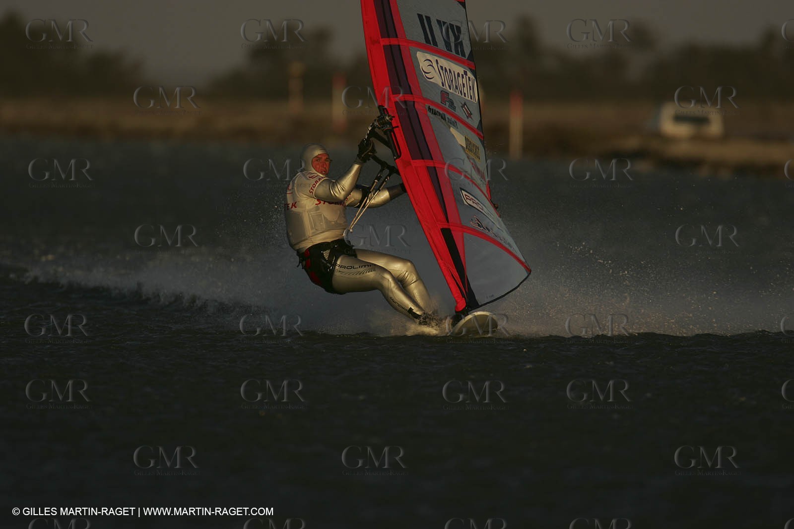 13 11 2004 - Les Saintes Maries de la mer (France) - Irish sailboarder Finian Maynard beat the overall sailing speed record with a run at 46,82 knts.