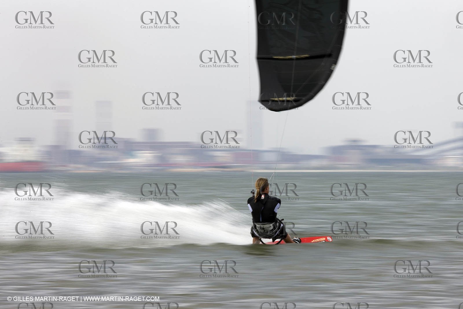 08 05 2008 - Port Saint Louis du Rhône (FRA, 13) - kite surfer Alexandre Caizergues training