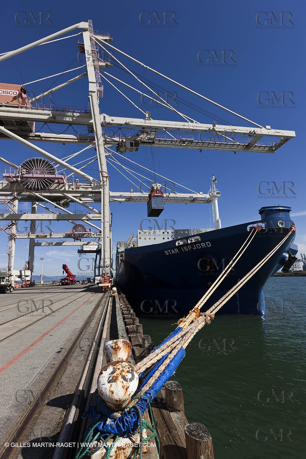 01 03 2011 - San Frnacisco (USA,CA) - Harbour operations - ship details - ship unloading - containers