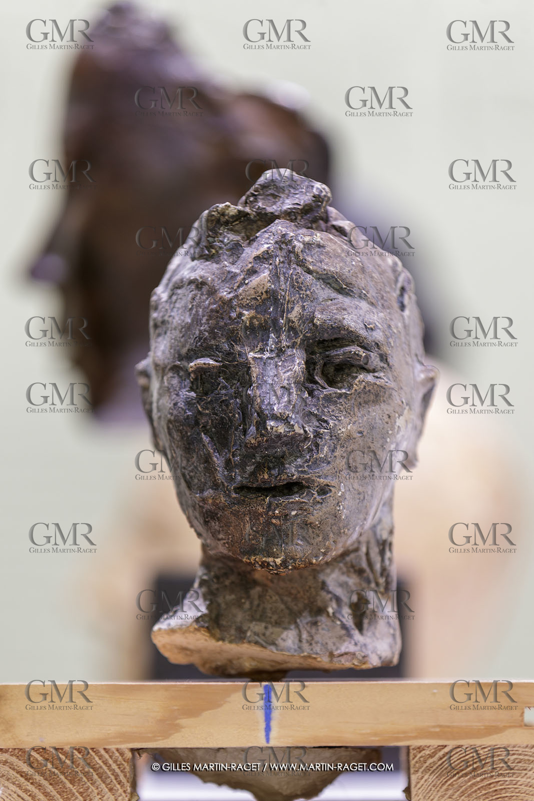 02 05 2023, Paris (FRA), oeuvre de Germaine Richier, Exposition Centre Pompidou 2023,  Buste n° 30 [L'Escrimeuse] 1943, plâtre original patiné, 21 x 8,5 x 9 cm, Collection particulière
