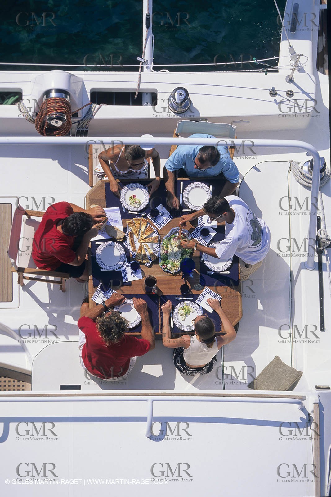 Voile, croisière, personnages