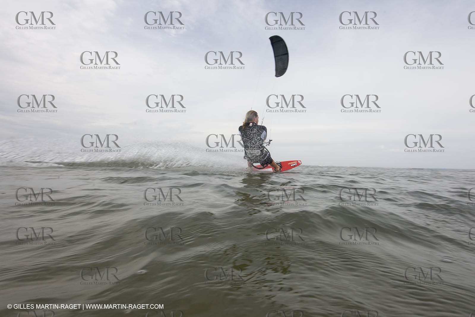 08 05 2008 - Port Saint Louis du Rhône (FRA, 13) - kite surfer Alexandre Caizergues training