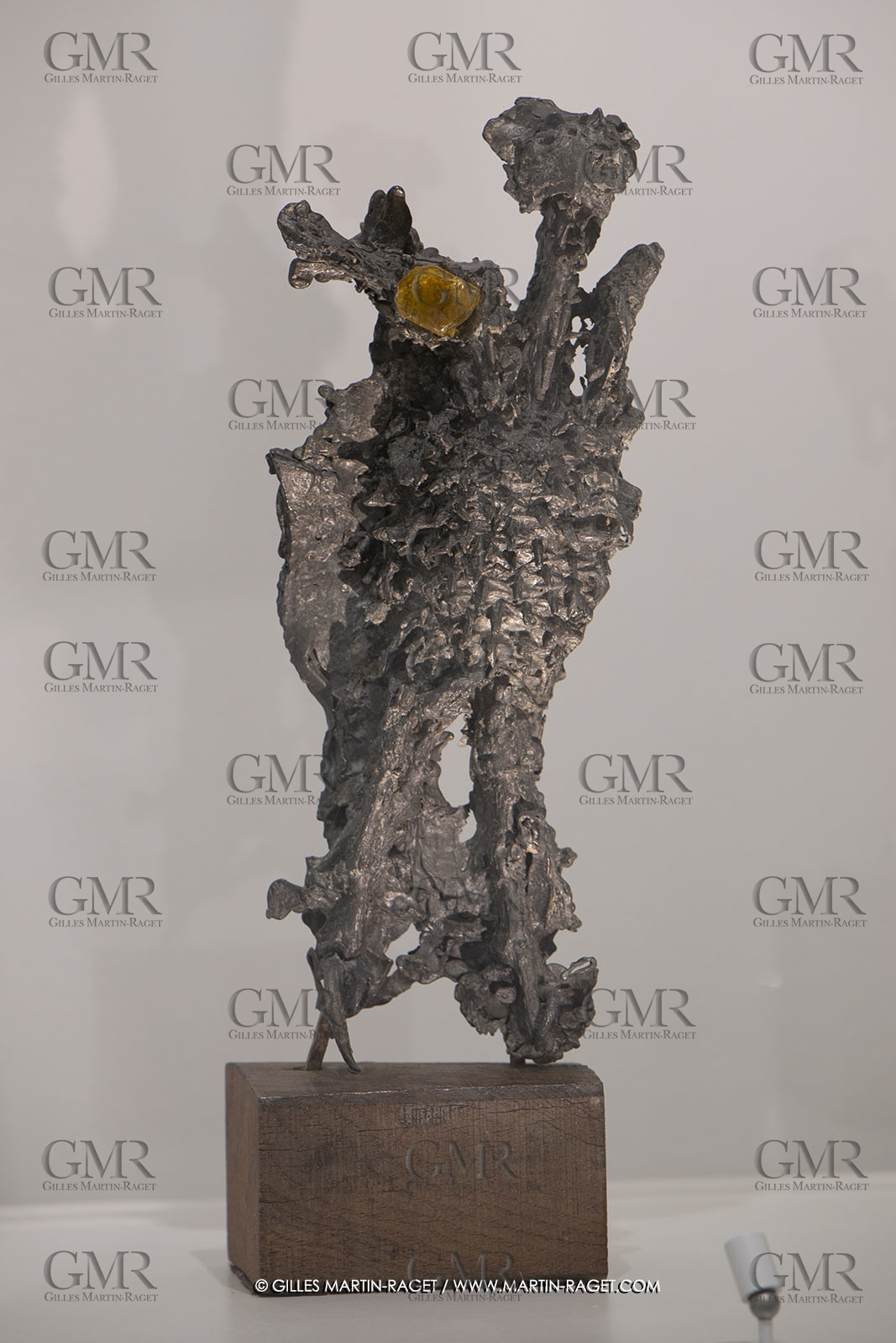 30 10 2023, Montpellier (FRA), oeuvre de Germaine Richier, Exposition Centre Pompidou - Musée Fabre 2023, Plomb avec verre de couleur n° 1 1952, Plomb et verre jaune, Pièce unique, 46 x 15,8 x 10 cm, courtesy Alice & Tom Tisch, New-York