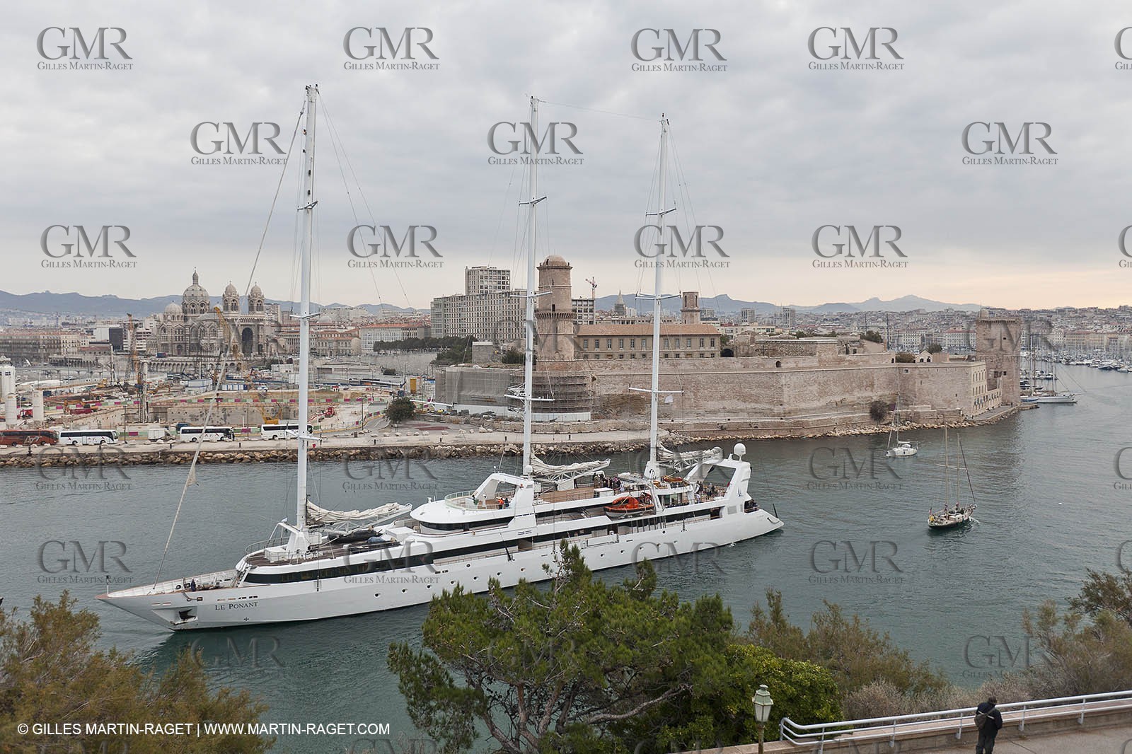 23 10 2010 - Marseille (FRA,13) - Le Ponant - Arrival in Marseille and entrance in the historical port