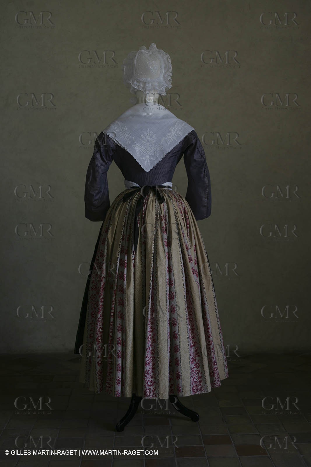 May 2004 - La Tour d'Aigues (FRA, 84) - Old costumes for women of the South exhibition