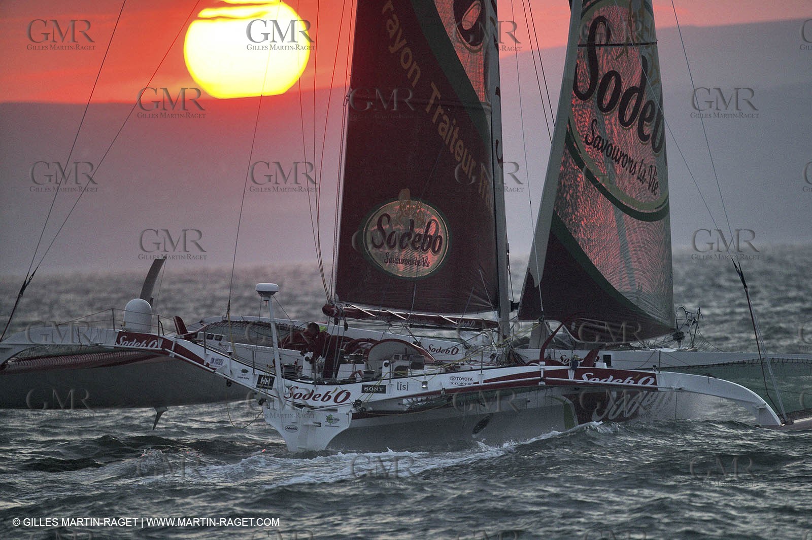 14 08 06 - Isle of Wight (UK) Thomas Civille bat le record du tour des îles britanniques à la voile à bpord de son trimaran Sodebo