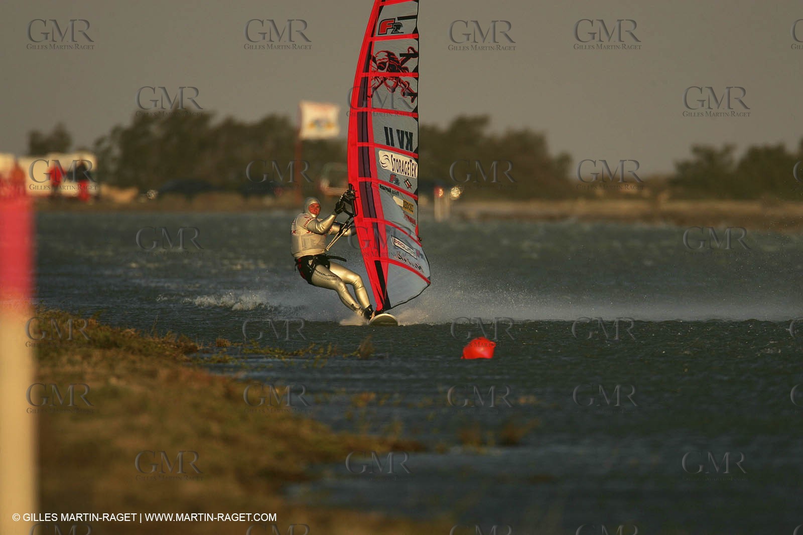 13 11 2004 - Les Saintes Maries de la mer (France) - Irish sailboarder Finian Maynard beat the overall sailing speed record with a run at 46,82 knts.