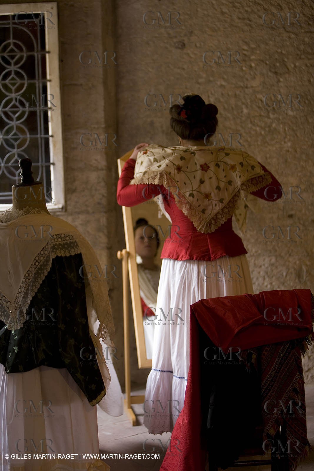 04 03 2007 - Arles - Queen of Arles and her assistants - winter costume trials