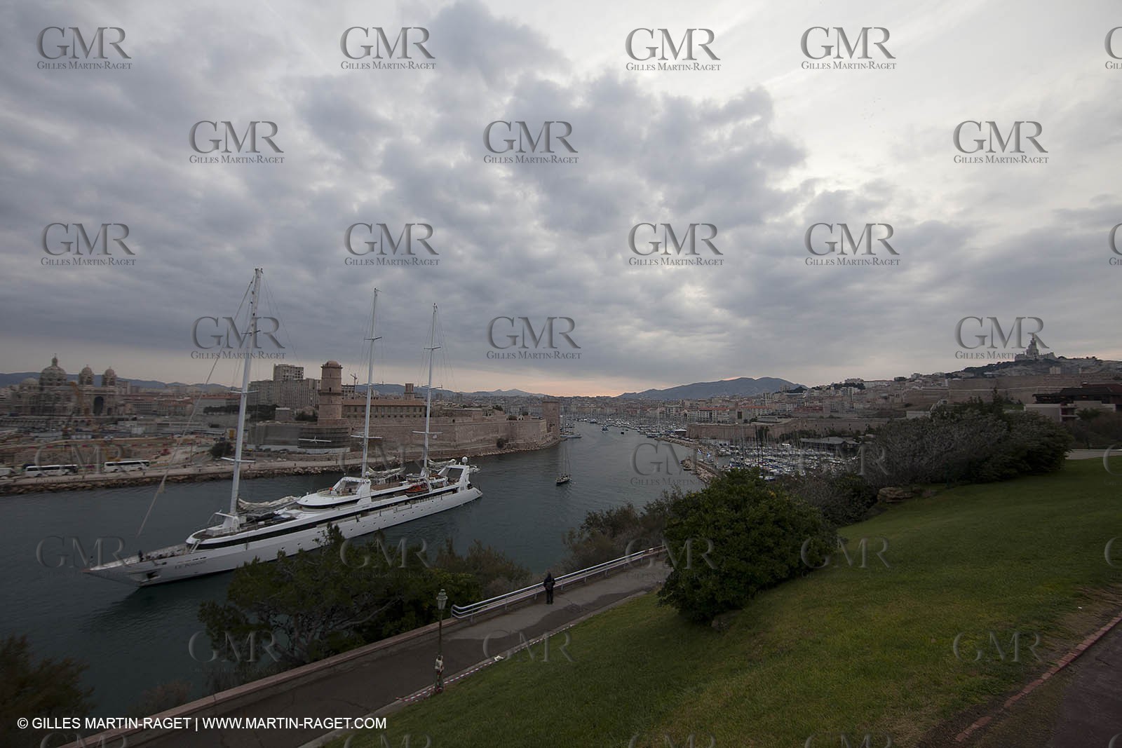 23 10 2010 - Marseille (FRA,13) - Le Ponant - Arrival in Marseille and entrance in the historical port
