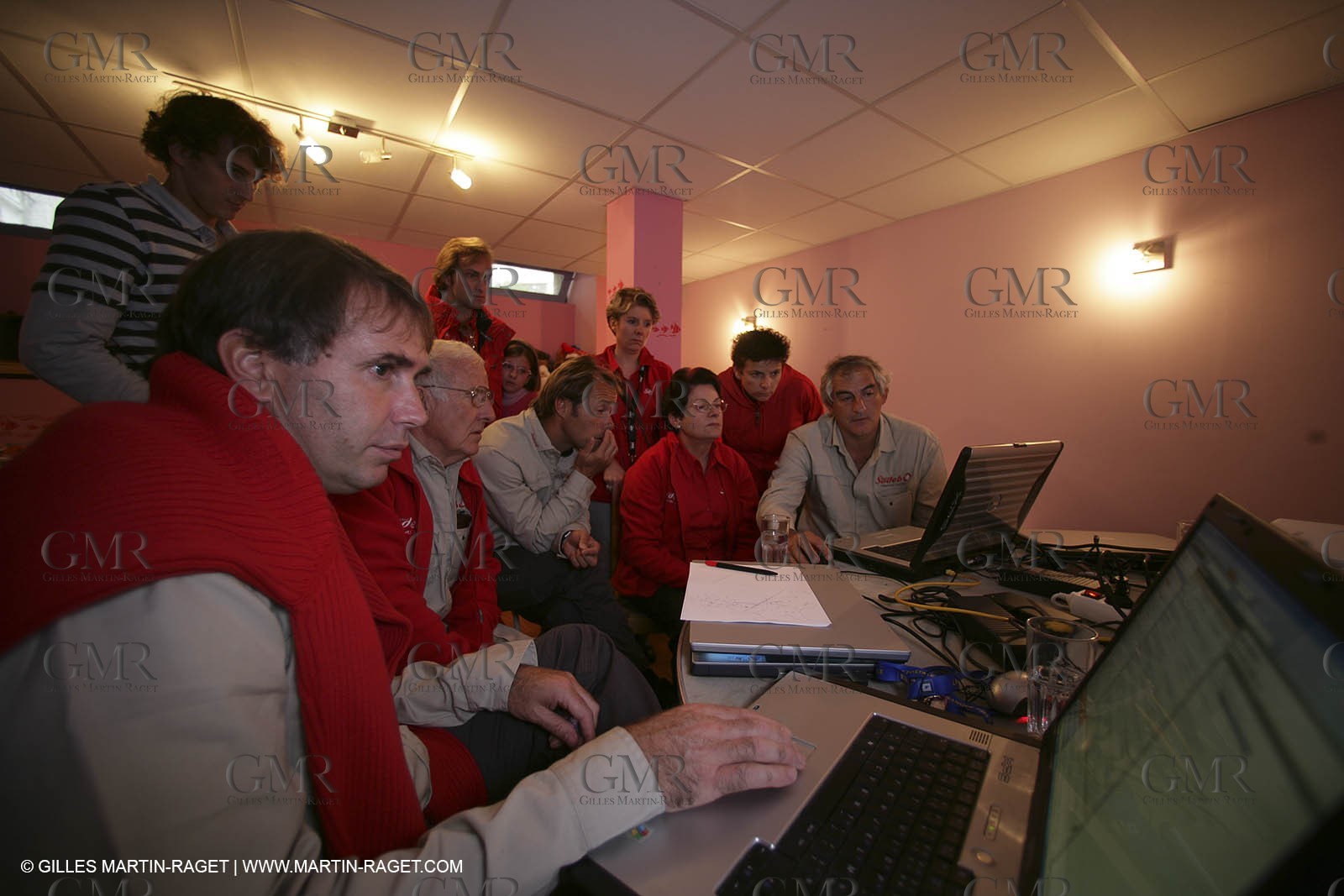 27 10 2006 - Saint Malo (FRA) - Route du Rhum 2006 - Thomas Coville (Sodeb'O) preparing the start with his sponsors and his team