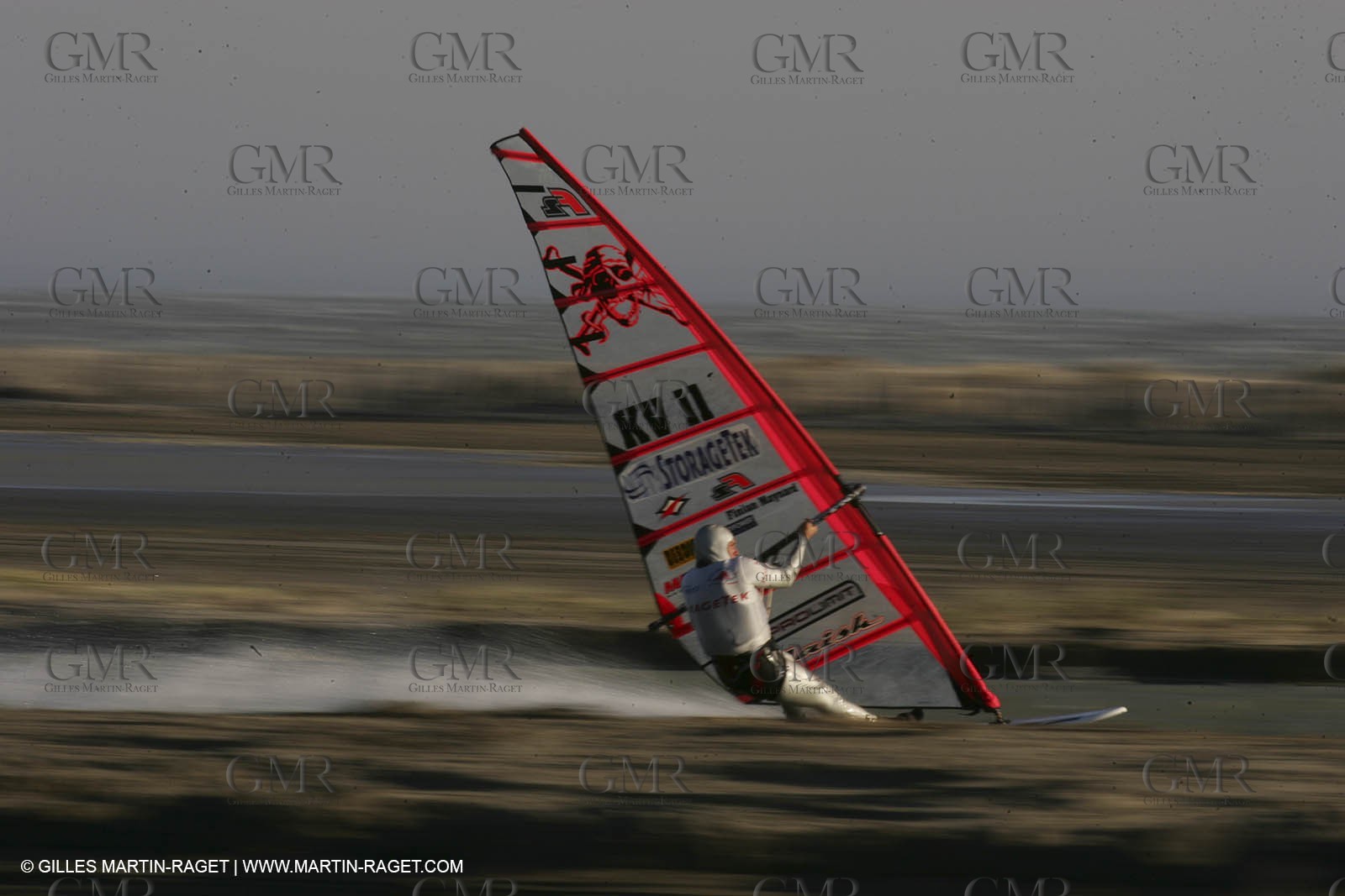 13 11 2004 - Les Saintes Maries de la mer (France) - Irish sailboarder Finian Maynard beat the overall sailing speed record with a run at 46,82 knts.
