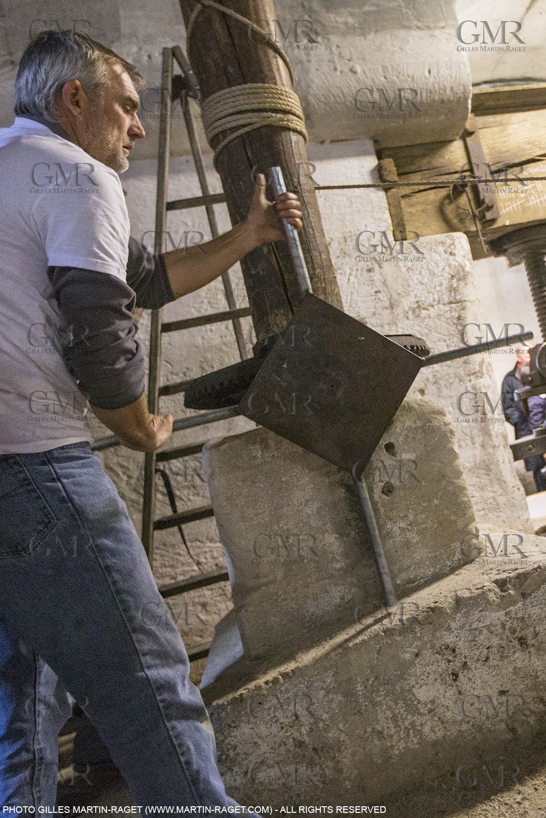 14 11 2015, Saint-Etienne du Grès (FRA,13), fabrication traditionelle de l'huile d'olive au moulin de la Croix