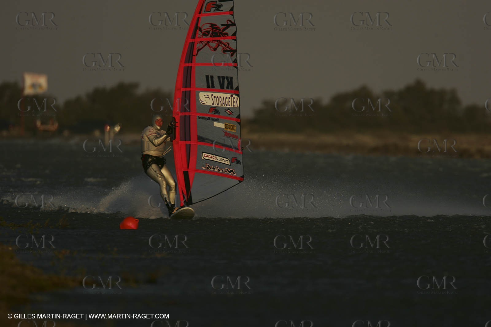 13 11 2004 - Les Saintes Maries de la mer (France) - Irish sailboarder Finian Maynard beat the overall sailing speed record with a run at 46,82 knts.