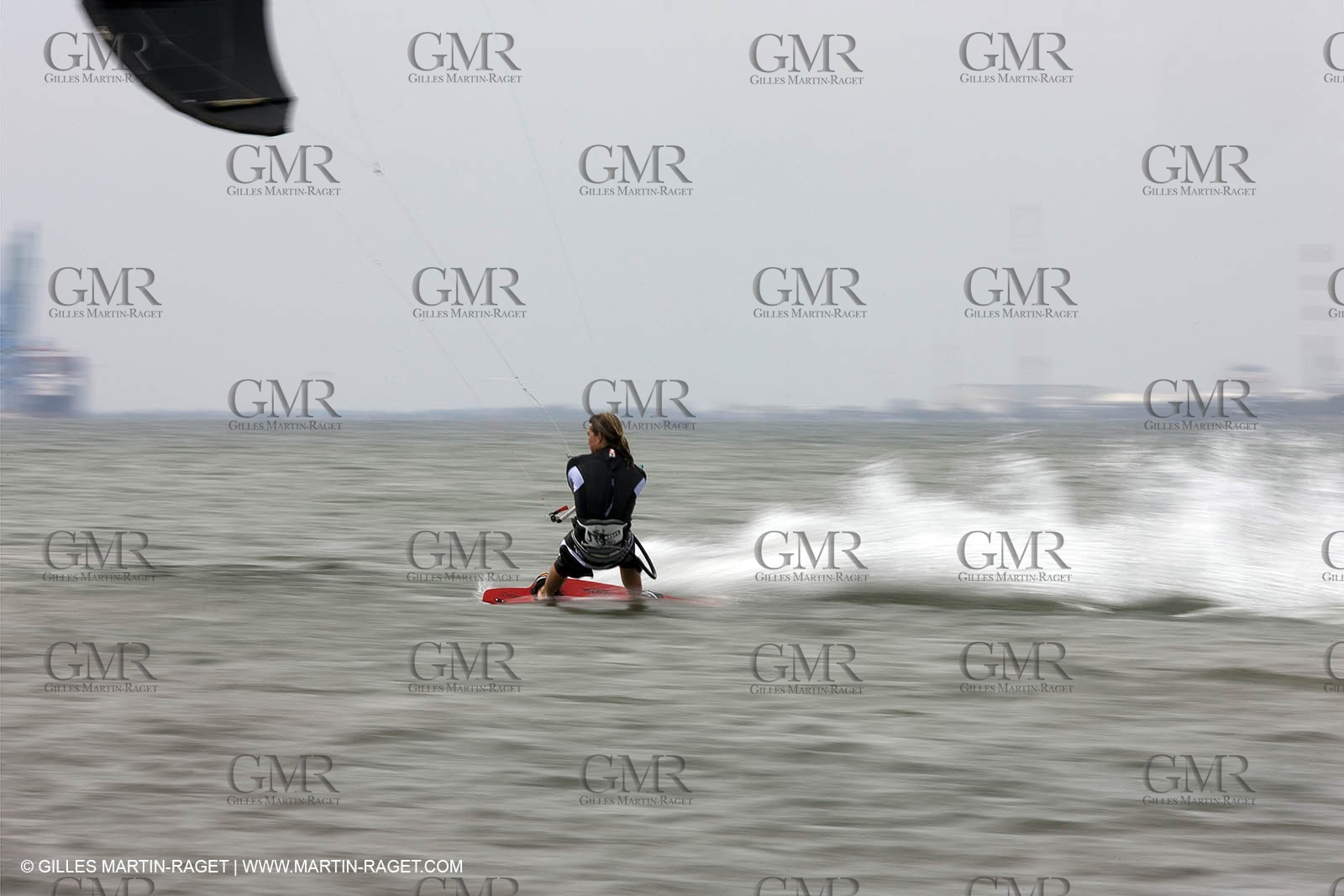 08 05 2008 - Port Saint Louis du Rhône (FRA, 13) - kite surfer Alexandre Caizergues training