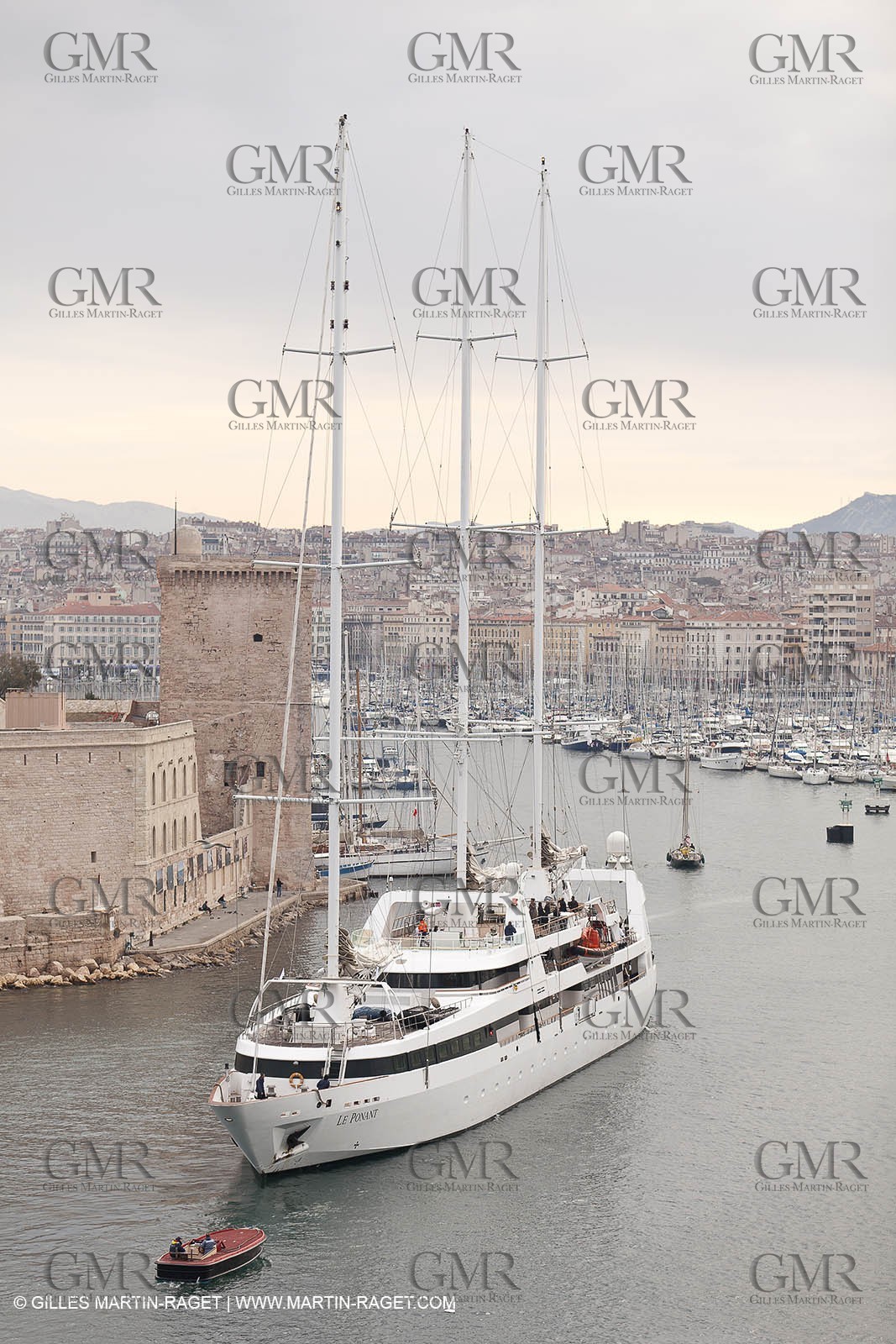 23 10 2010 - Marseille (FRA,13) - Le Ponant - Arrival in Marseille and entrance in the historical port