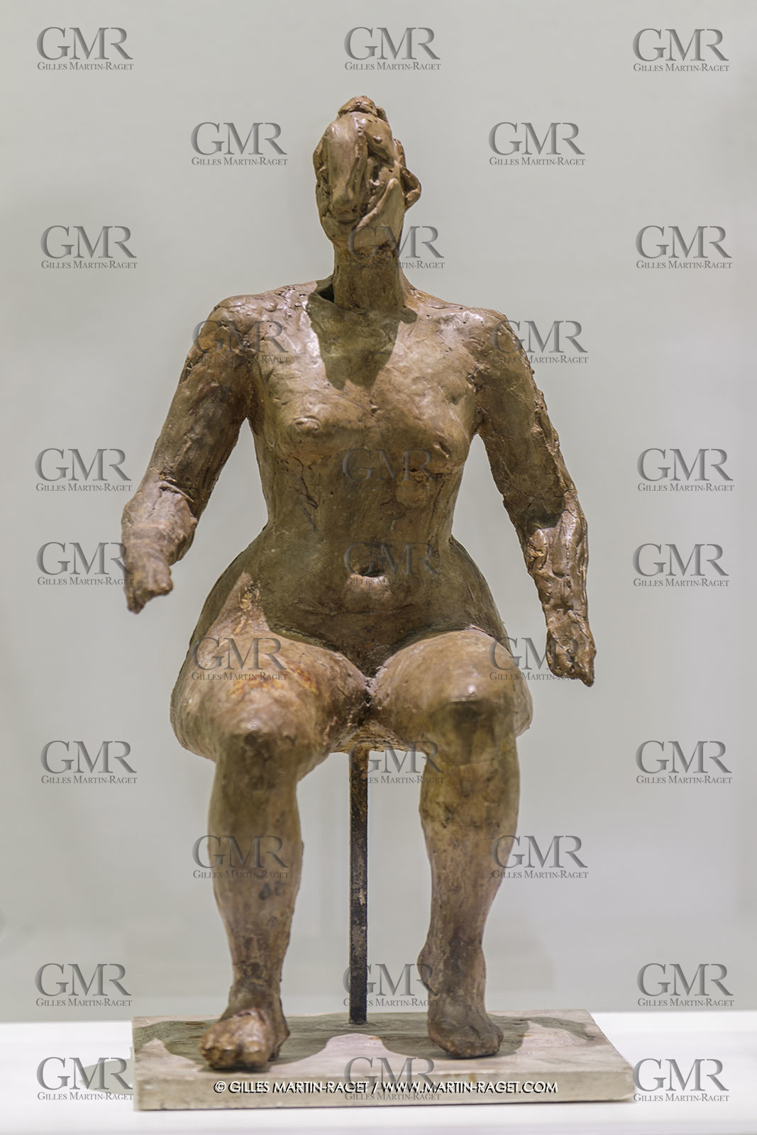 02 05 2023, Paris (FRA), oeuvre de Germaine Richier, Exposition Centre Pompidou 2023,  Femme Assise 1944, plâtre original patiné, 49 x 25 x 28,5 cm, Collection particulière