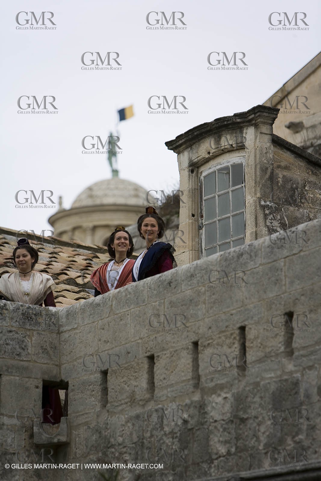 04 03 2007 - Arles - Queen of Arles and her assistants - winter costume trials