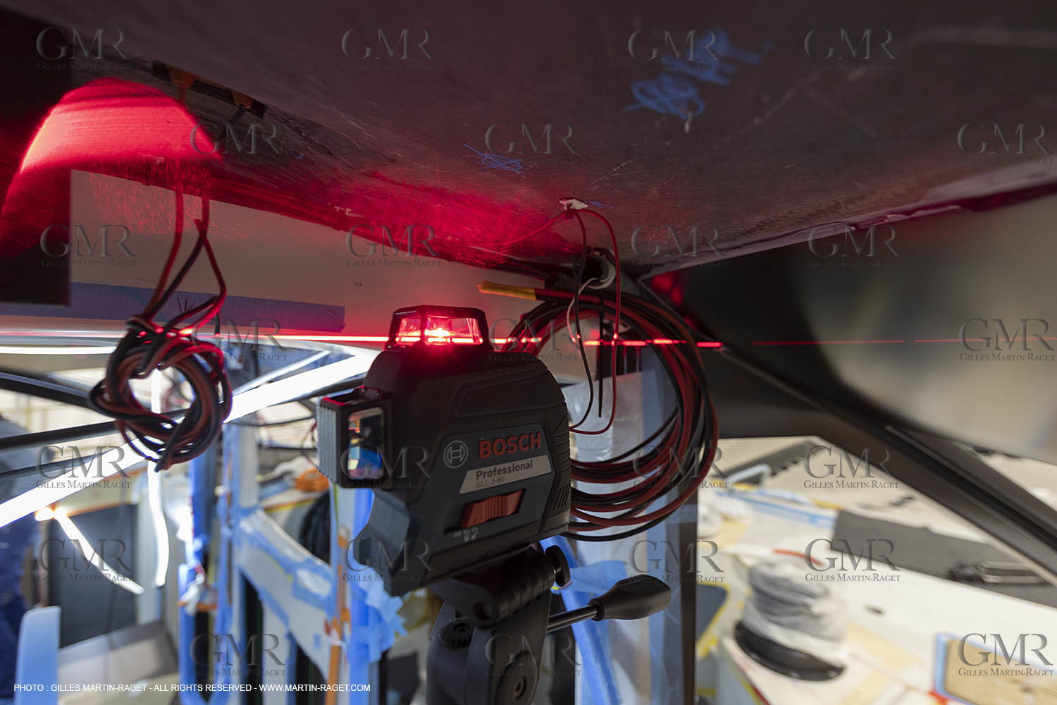 29 10 2018, La Grande Motte (FRA,30), Chantier Gunboat, construction du Gunboat 68, vérification laser pour pose vaigrage plafond