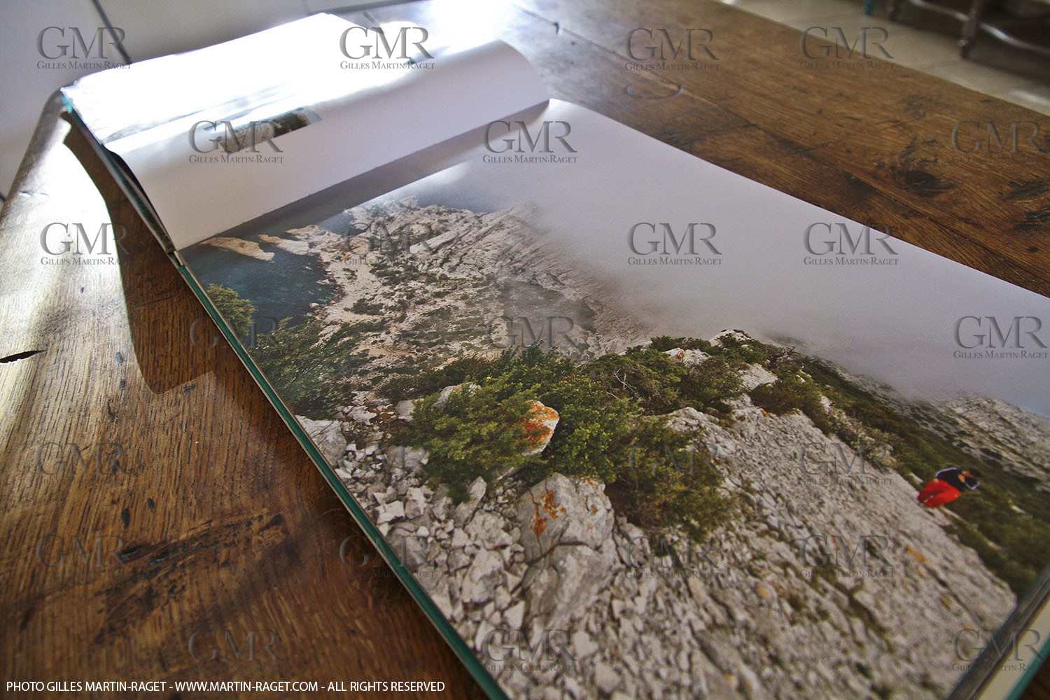 09 11 2010 - Marseille (FRA,13) - Photos odf the book Calanques, Si proches, si lointaines, Ed. Cres, Words by Juliette Lembot, Photos by Gilles Martin-Raget