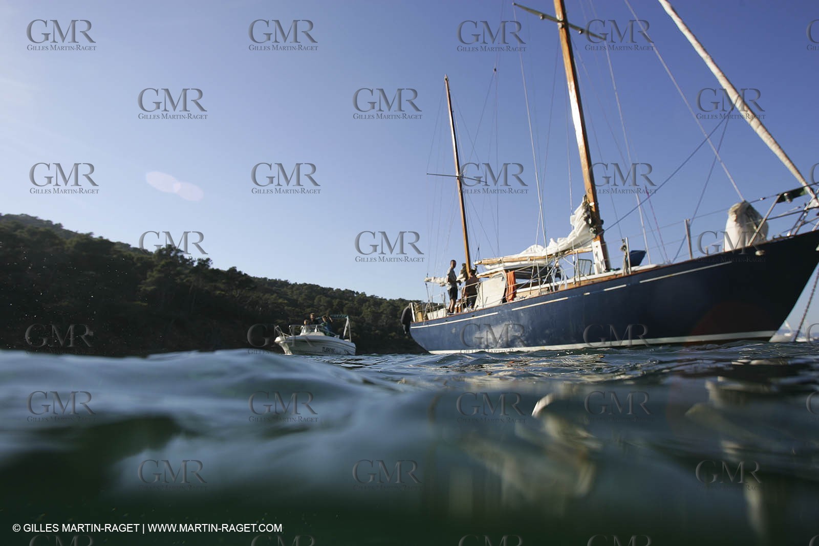 Monocoque de croisiere au mouillage