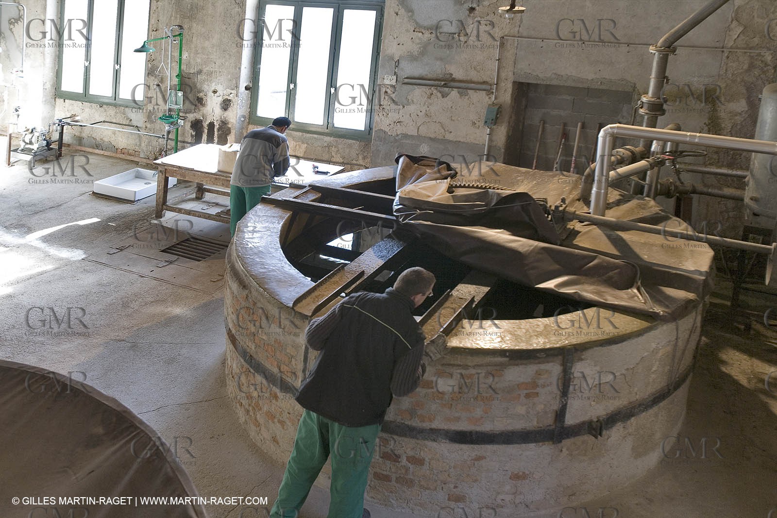 01 02 2007 - Salon de Provence - Fabrication traditionelle du savon de Marseille aux savonneries Marius Fabre - Salle des cuves - Cuve des huiles**01 02 2007 - Salon de Provence - Traditional soap of Marseille making at Marius Fabre soap maker - Tank room - Oils tank