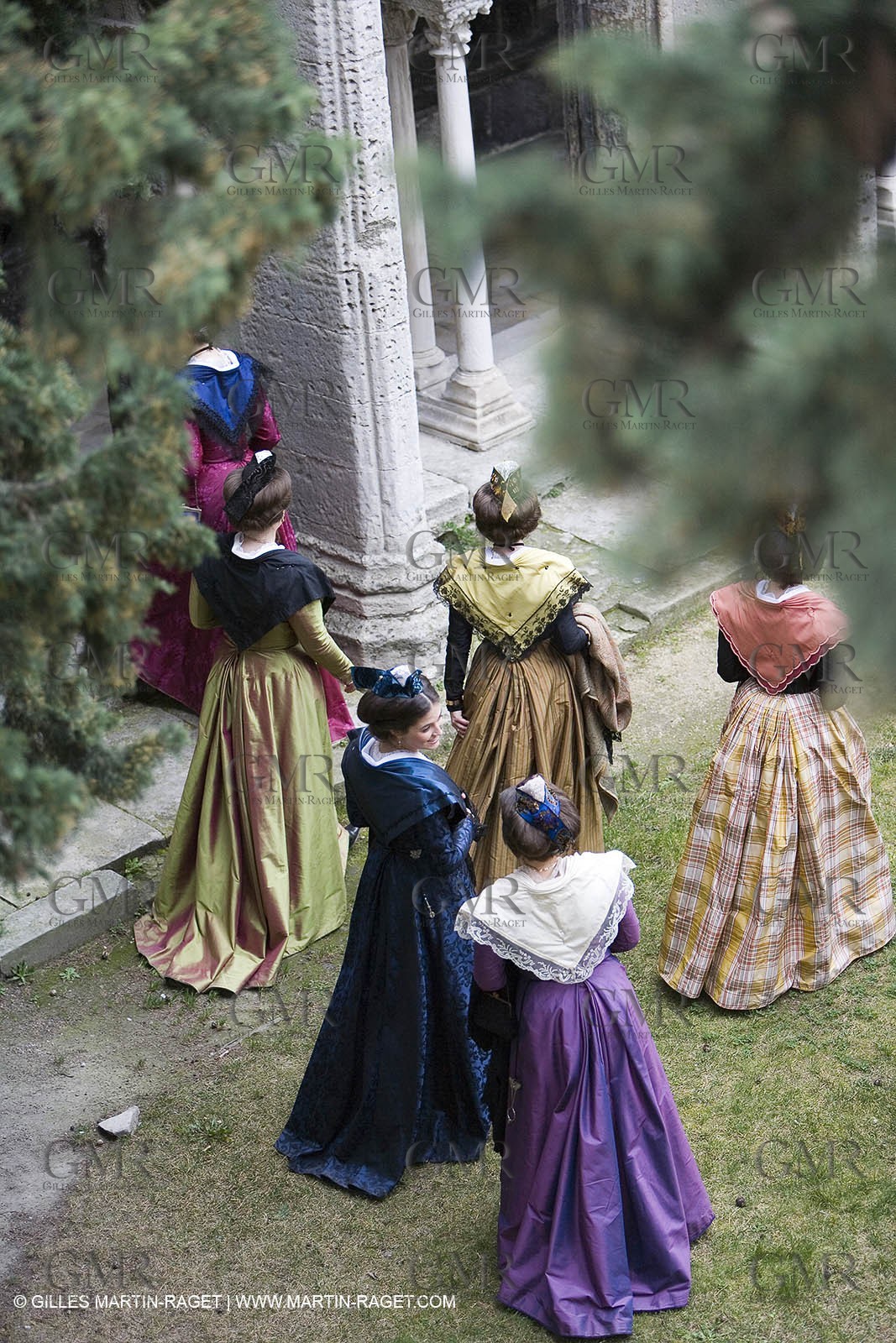 04 03 2007 - Arles - Queen of Arles and her assistants - winter costume trials