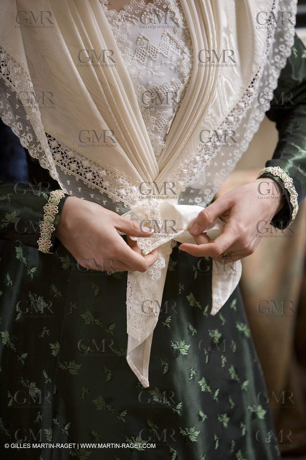 04 03 2007 - Arles - Queen of Arles and her assistants - winter costume trials