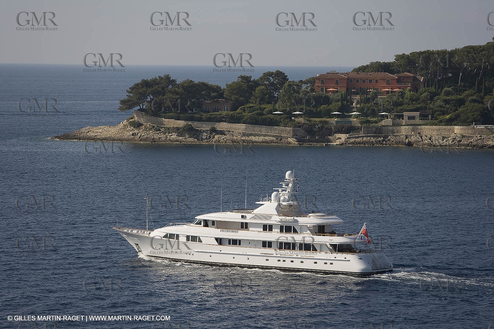 28 07 2007 - St Jean Cap Ferrat - SuperYachts - Motor Yachts - Hampshire