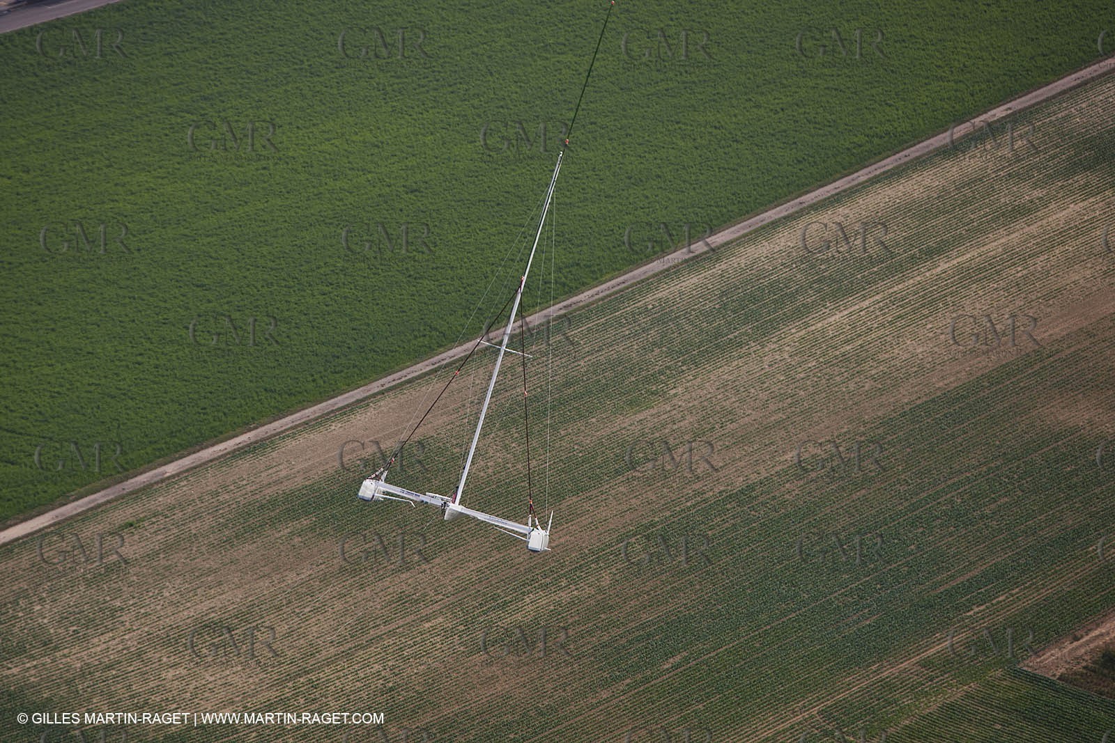 08 10 10 - St Sulpice (SUI) - Hydroptere.ch touches water