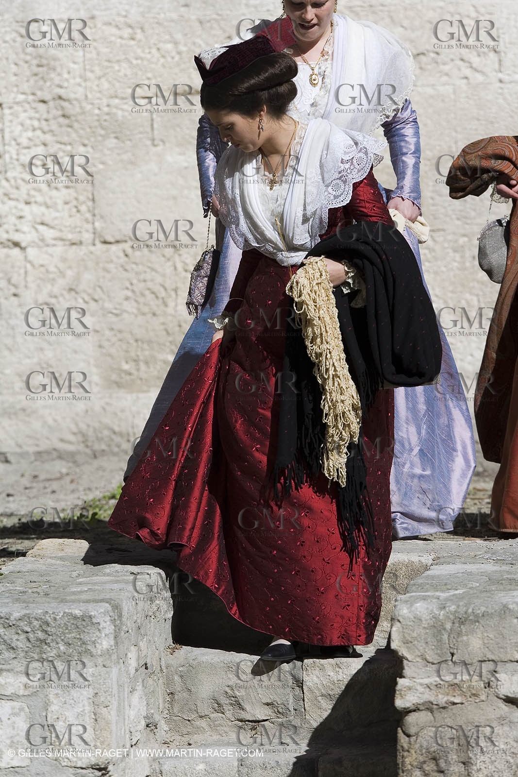 10 03 2007- Arles (FRA, 13) - Queen of arles and her assistants