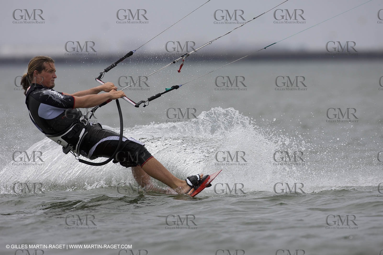 08 05 2008 - Port Saint Louis du Rhône (FRA, 13) - kite surfer Alexandre Caizergues training