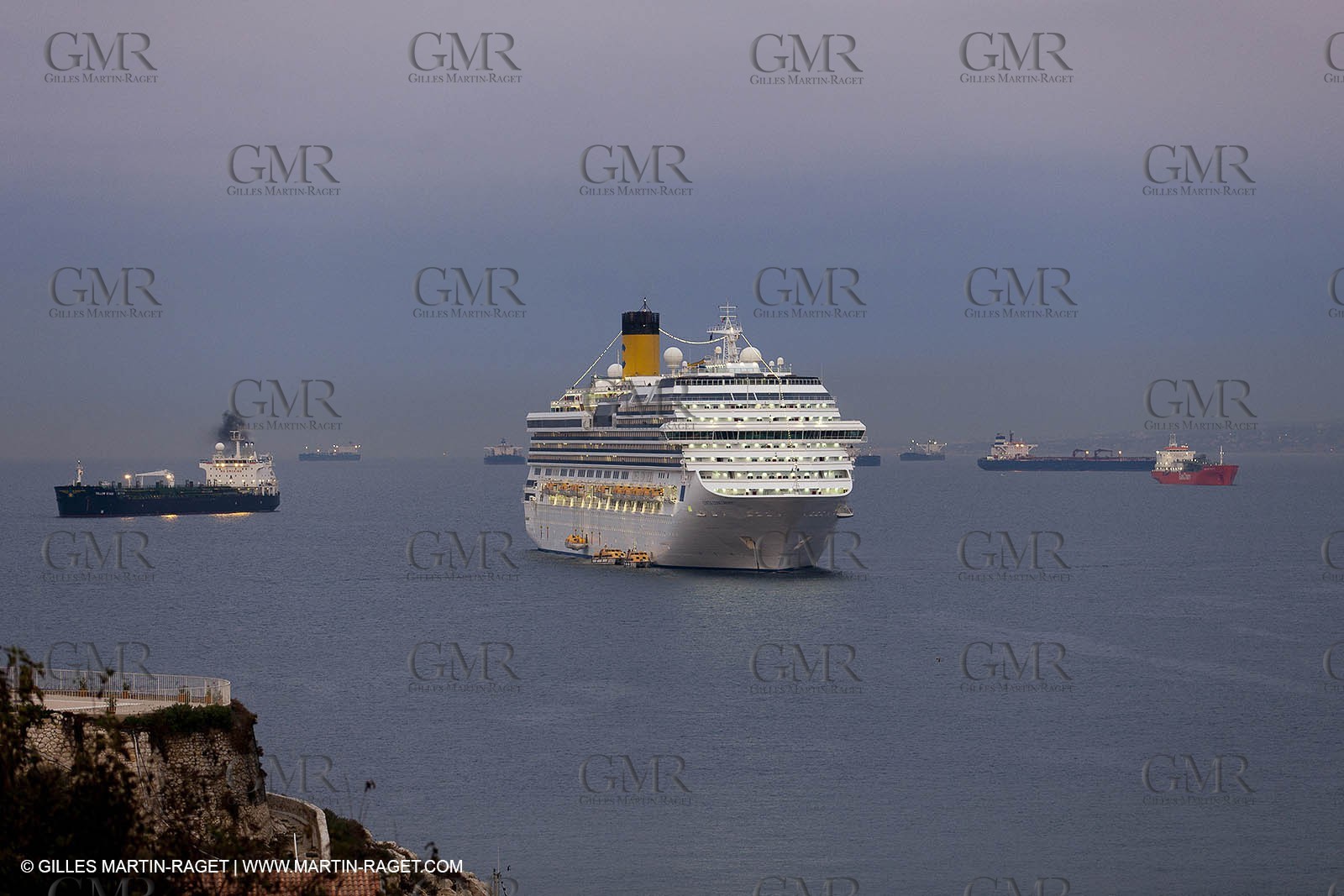 23 10 2010 - Marseille (FRA,13) - Le Ponant - Arrival in Marseille and entrance in the historical port