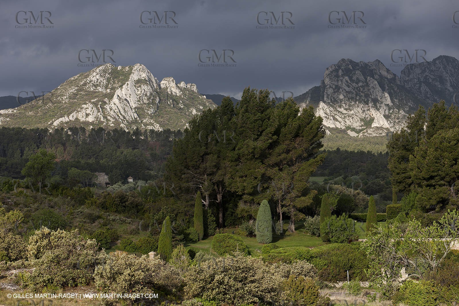 29 04 2012 - Eygalières (FRA, 13) - Chaîne des Alpilles vers Eygalières